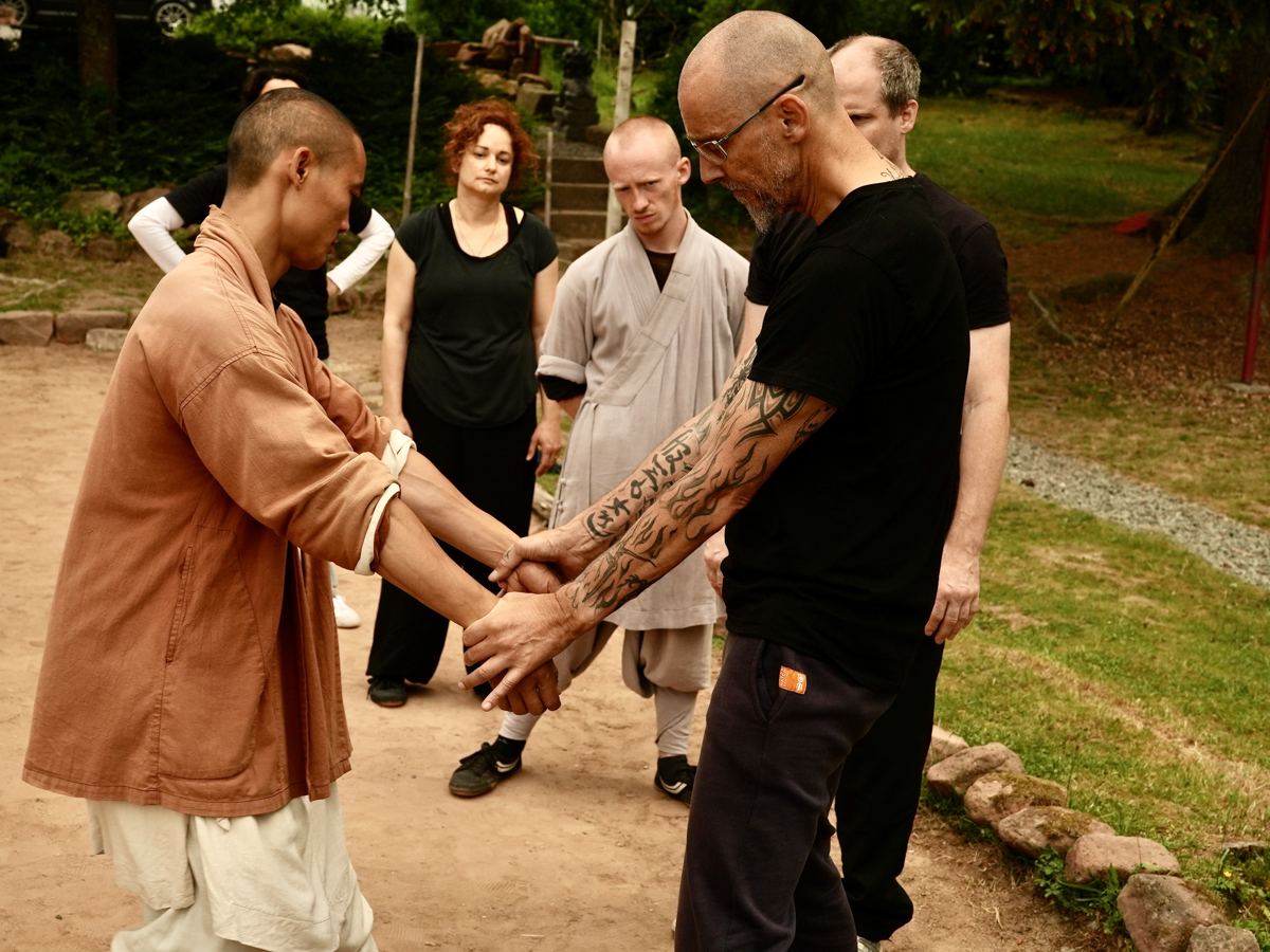 Hans-Peter Dannenberg bei einer Partnerübung mit einem Shaolin-Lehrer