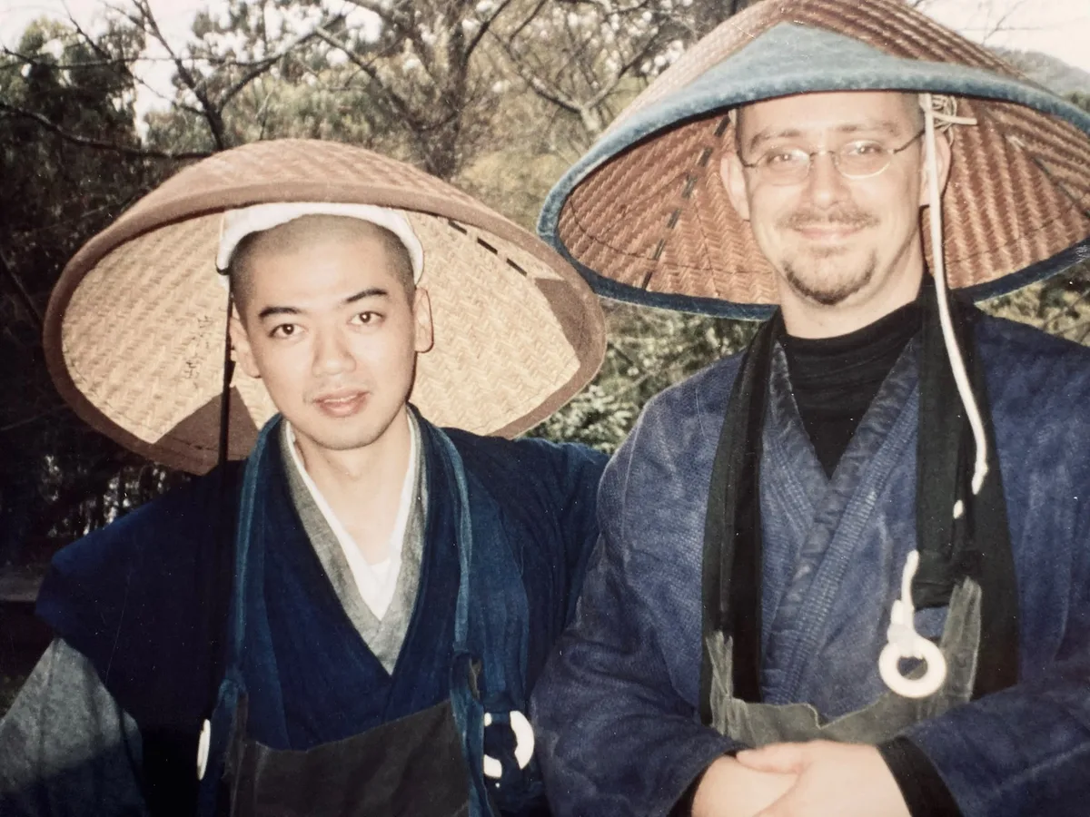 Ein Zen-Mönch und Hans-Peter Dannenberg mit Reishüten